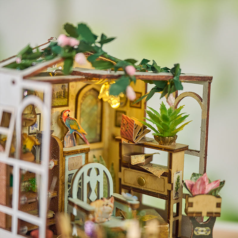 Knowme IIE Create Minature Dollhouse series K080 Flower Time Arts (with Led Light)